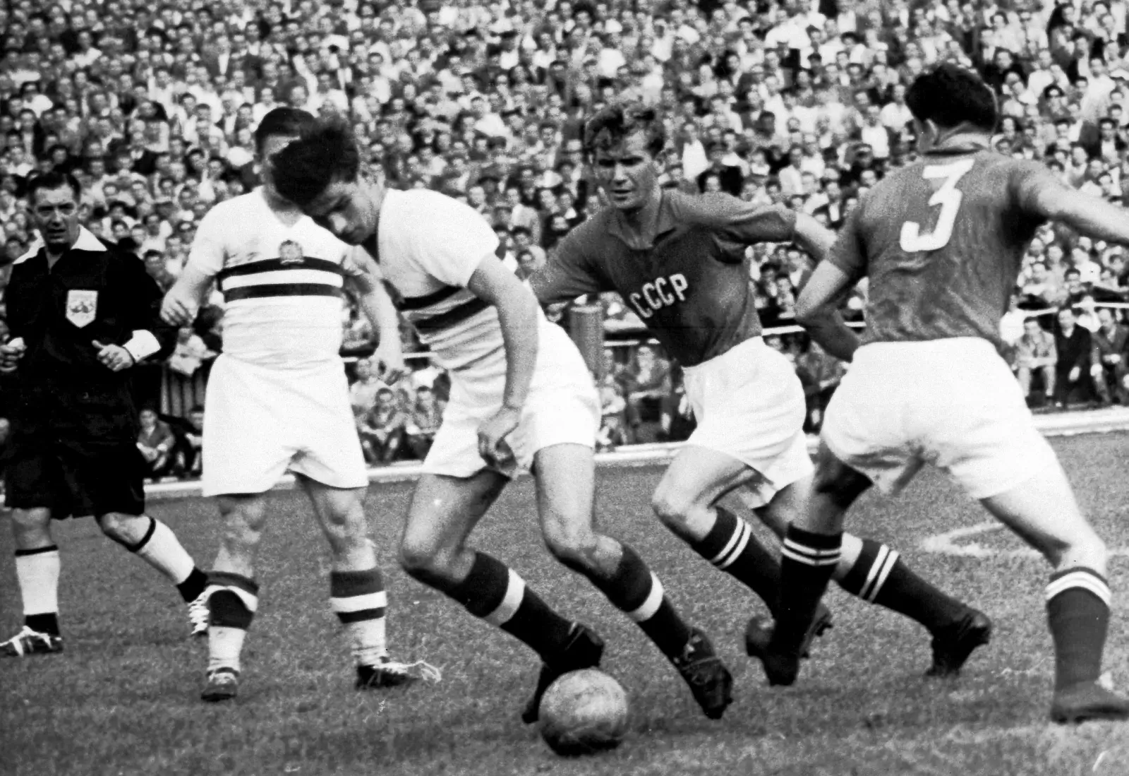 Kocsis 1929-ben született Budapesten, és pályafutását a Ferencvárosi TC színeiben kezdte
